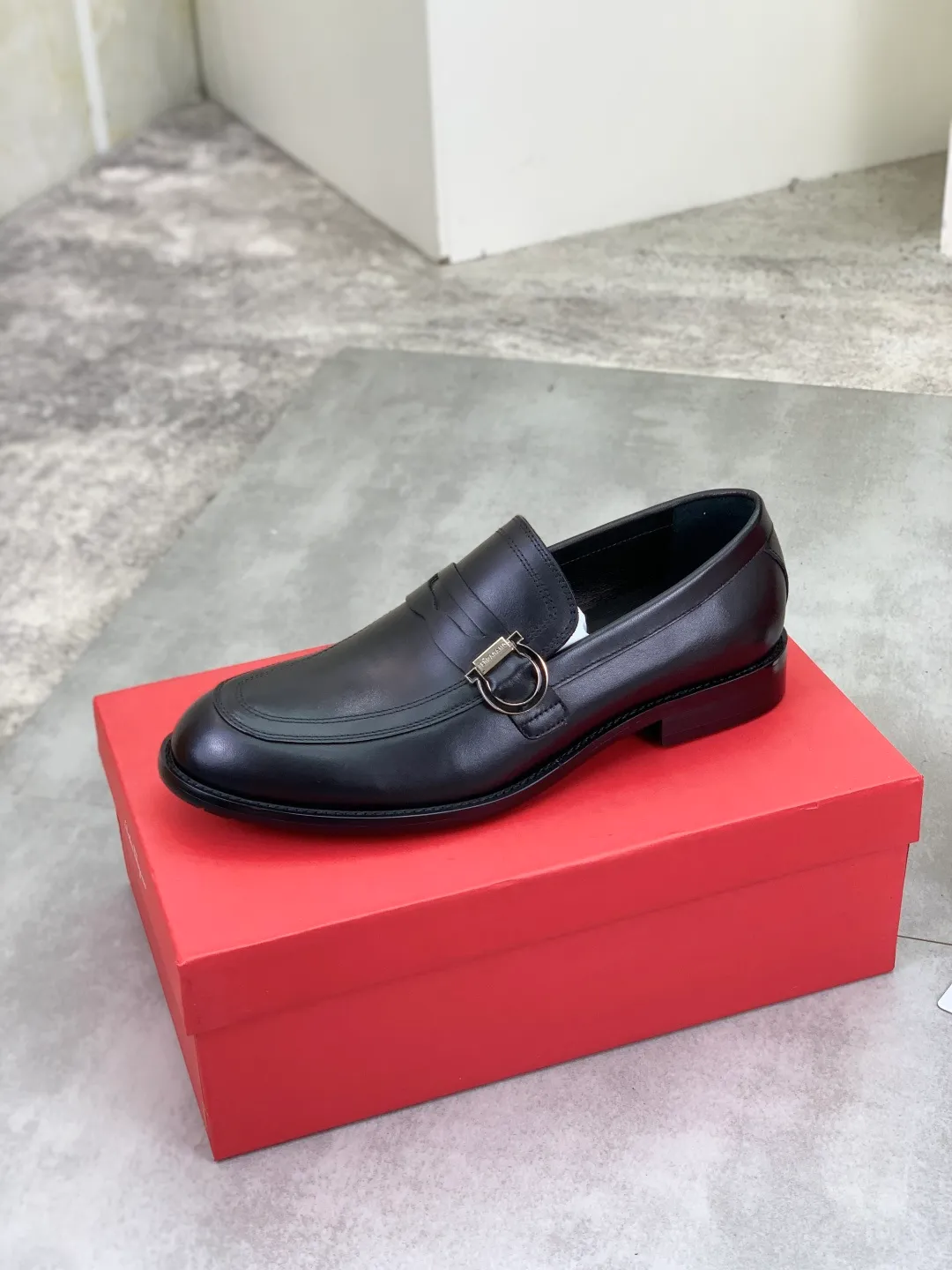 Men's Men's Shoes 💰P562💰[New Style] Water-dyed Niuli 🆘[Salvatore Ferragamo] Ferragamo's latest casual business leather shoes for men! Listed simultaneously! The fabric is made of specially imported original pebbled calfskin, and the lining is made of imported water-dyed cowhide. It is absolutely luxurious and leads the fashion trend. Matching code: 38-44 (45 and 46 can be customized) Black, brown and burgundy colors available